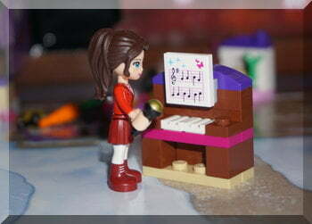 | love santa Lego girl at piano