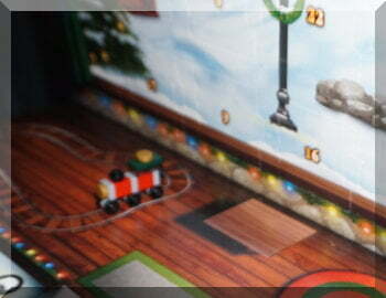 Lego train on teh tracks of the 2017 advent calendar