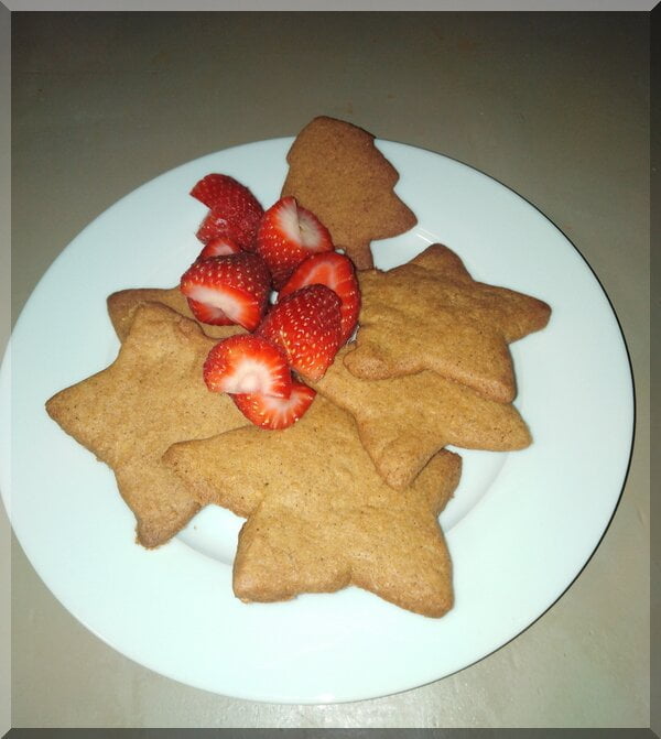 | love santa Pepparkakor star biscuits on a white plate with fresh strawberries
