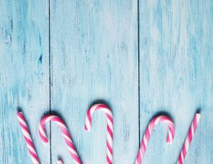 Candy_canes-wood-123rf-_volff-800 | love santa Row of red and white candy canes on a wooden background